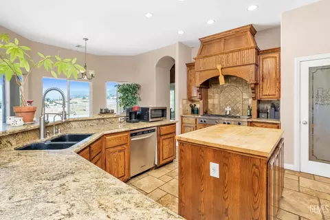 Kitchen - 20900 Fallen Leaf Dr, Tehachapi, CA 93561 photo 4 of 7