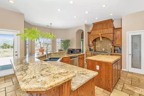 20900 Fallen Leaf Dr, Tehachapi, CA 93561