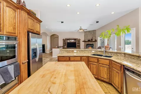 Kitchen - 20900 Fallen Leaf Dr, Tehachapi, CA 93561 photo 3 of 7