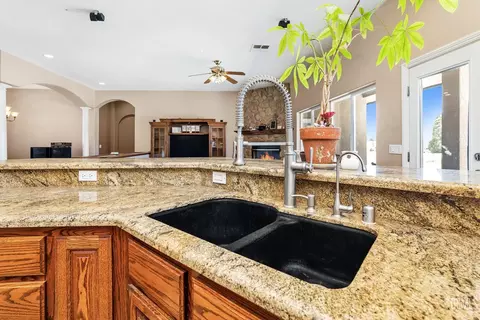Kitchen - 20900 Fallen Leaf Dr, Tehachapi, CA 93561 photo 6 of 7