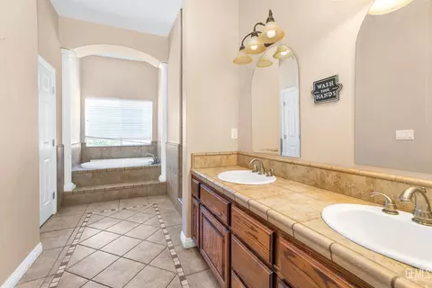 Bath - 20900 Fallen Leaf Dr, Tehachapi, CA 93561 photo 2 of 4