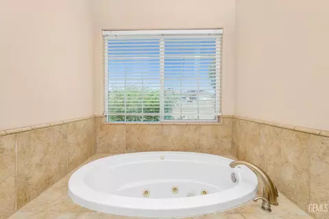 Bath - 20900 Fallen Leaf Dr, Tehachapi, CA 93561 photo 4 of 4