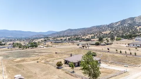 View/Area - 20900 Fallen Leaf Dr, Tehachapi, CA 93561 photo 15 of 19