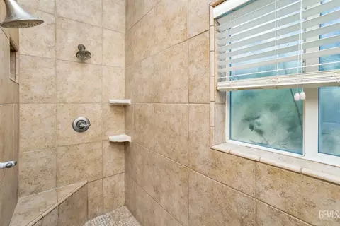 Bath - 20900 Fallen Leaf Dr, Tehachapi, CA 93561 photo 3 of 4