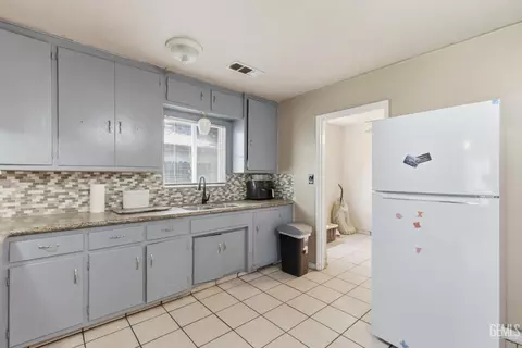 Kitchen - 161 W 2 Nd, Buttonwillow, CA 93206 photo 2 of 3