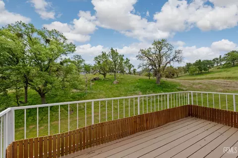 Exterior - 18520 Glenview Ct, Tehachapi, CA 93561 photo 8 of 12