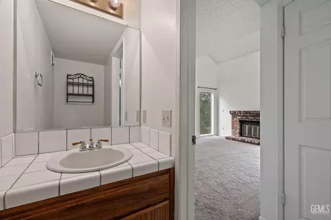 Bath - 18520 Glenview Ct, Tehachapi, CA 93561 photo 1 of 6