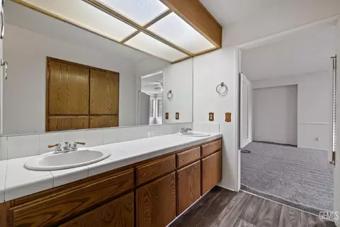Bath - 18520 Glenview Ct, Tehachapi, CA 93561 photo 6 of 6