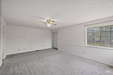 Living - 18520 Glenview Ct, Tehachapi, CA 93561 photo 6 of 6