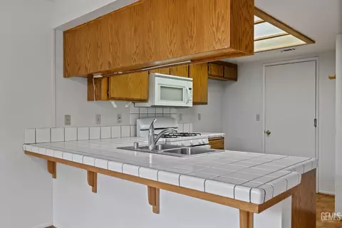 Kitchen - 18520 Glenview Ct, Tehachapi, CA 93561 photo 1 of 7