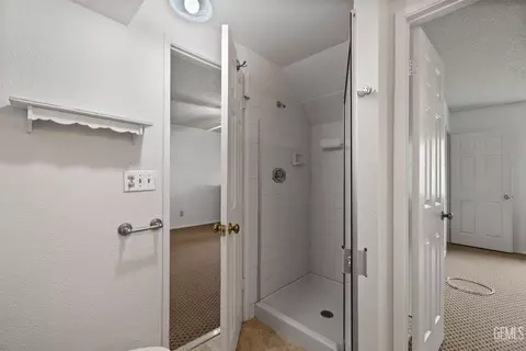 Bath - 18520 Glenview Ct, Tehachapi, CA 93561 photo 3 of 6