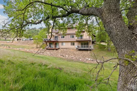 Exterior - 18520 Glenview Ct, Tehachapi, CA 93561 photo 11 of 12