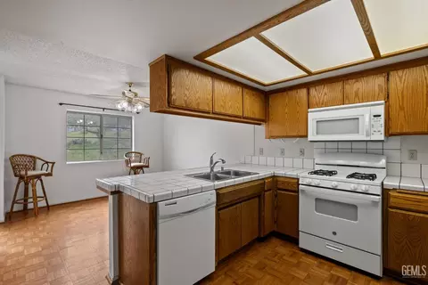 Kitchen - 18520 Glenview Ct, Tehachapi, CA 93561 photo 3 of 7
