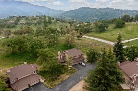 View/Area - 18520 Glenview Ct, Tehachapi, CA 93561 photo 3 of 5