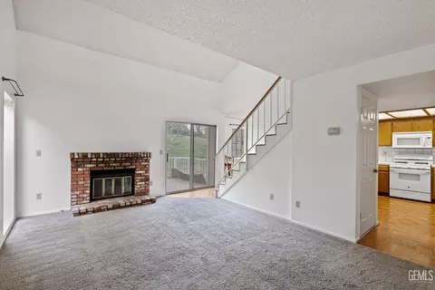 Living - 18520 Glenview Ct, Tehachapi, CA 93561 photo 2 of 6