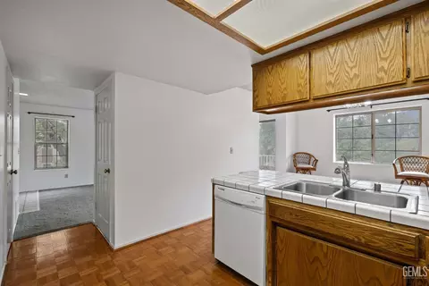 Kitchen - 18520 Glenview Ct, Tehachapi, CA 93561 photo 5 of 7