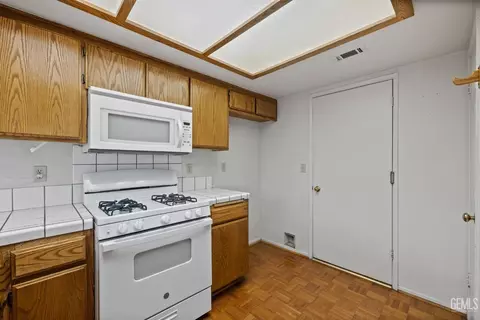 Kitchen - 18520 Glenview Ct, Tehachapi, CA 93561 photo 4 of 7