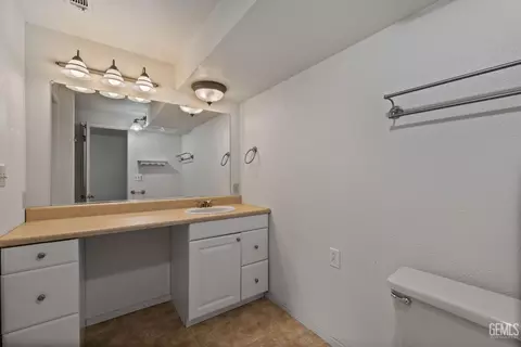 Bath - 18520 Glenview Ct, Tehachapi, CA 93561 photo 2 of 6