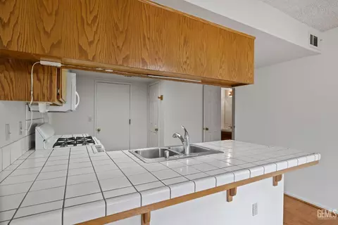 Kitchen - 18520 Glenview Ct, Tehachapi, CA 93561 photo 2 of 7