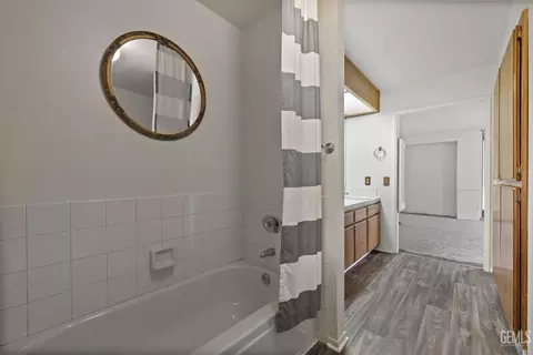 Bath - 18520 Glenview Ct, Tehachapi, CA 93561 photo 5 of 6
