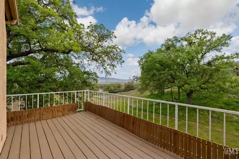 Exterior - 18520 Glenview Ct, Tehachapi, CA 93561 photo 9 of 12