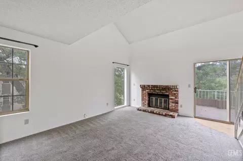 Living - 18520 Glenview Ct, Tehachapi, CA 93561 photo 3 of 6