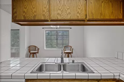 Kitchen - 18520 Glenview Ct, Tehachapi, CA 93561 photo 7 of 7
