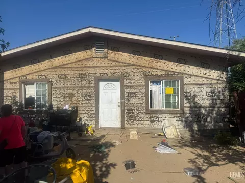 11000 S San Emidio St, Lamont, CA 93241