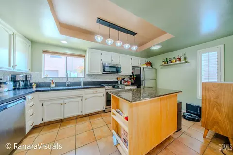 Kitchen - 5401 Midsummer Dr #B, Bakersfield, CA 93308 photo 1 of 1