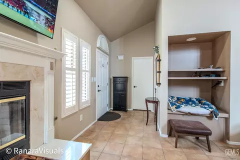 Entry Way - 5401 Midsummer Dr #B, Bakersfield, CA 93308 photo 2 of 2