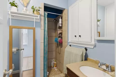 Bath - 341 Plumtree Dr, Arvin, CA 93203 photo 1 of 2