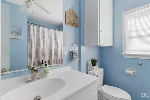 Bath - 341 Plumtree Dr, Arvin, CA 93203 photo 2 of 2