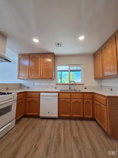 Kitchen - 30040 Jamaica Dunes Dr, Tehachapi, CA 93561 photo 2 of 4