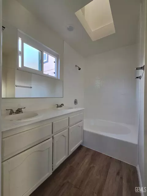 Bath - 30040 Jamaica Dunes Dr, Tehachapi, CA 93561 photo 4 of 4