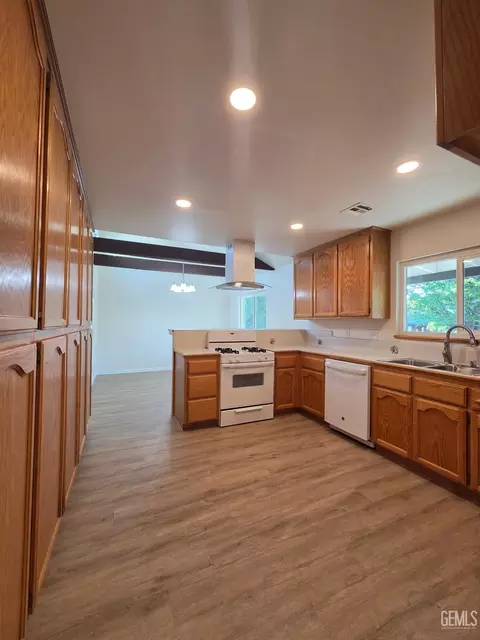 Kitchen - 30040 Jamaica Dunes Dr, Tehachapi, CA 93561 photo 1 of 4