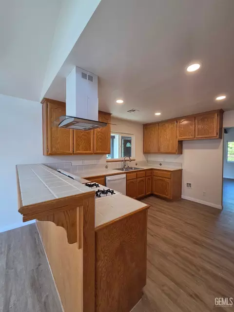 Kitchen - 30040 Jamaica Dunes Dr, Tehachapi, CA 93561 photo 4 of 4