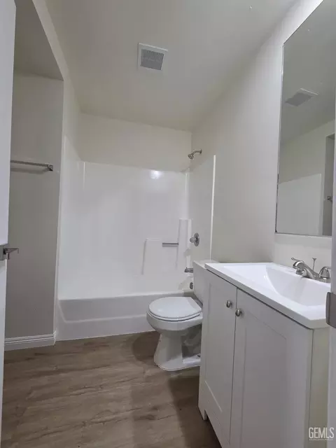Bath - 30040 Jamaica Dunes Dr, Tehachapi, CA 93561 photo 2 of 4