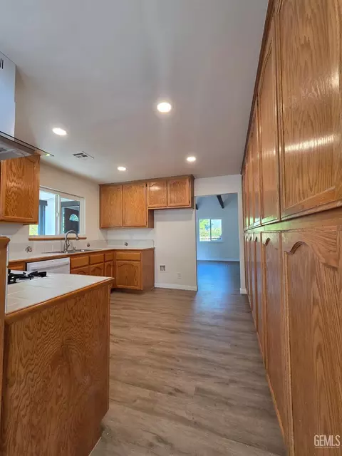 Kitchen - 30040 Jamaica Dunes Dr, Tehachapi, CA 93561 photo 3 of 4