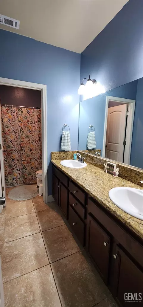 Bath - 9206 Red Pine Dr, Shafter, CA 93263 photo 2 of 2