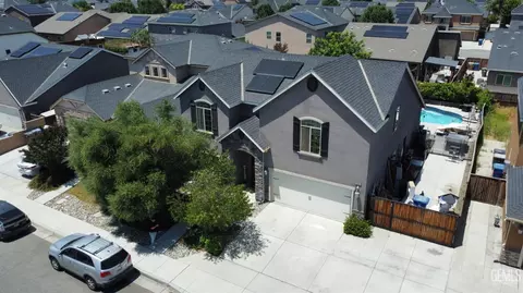 9206 Red Pine Dr, Shafter, CA 93263