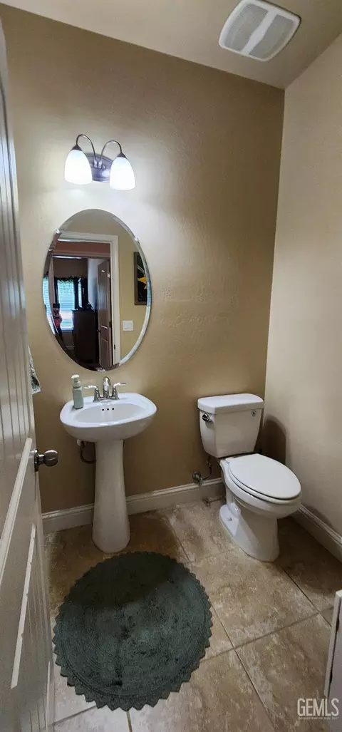 Bath - 9206 Red Pine Dr, Shafter, CA 93263 photo 1 of 2