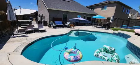 Exterior - 9206 Red Pine Dr, Shafter, CA 93263 photo 3 of 6