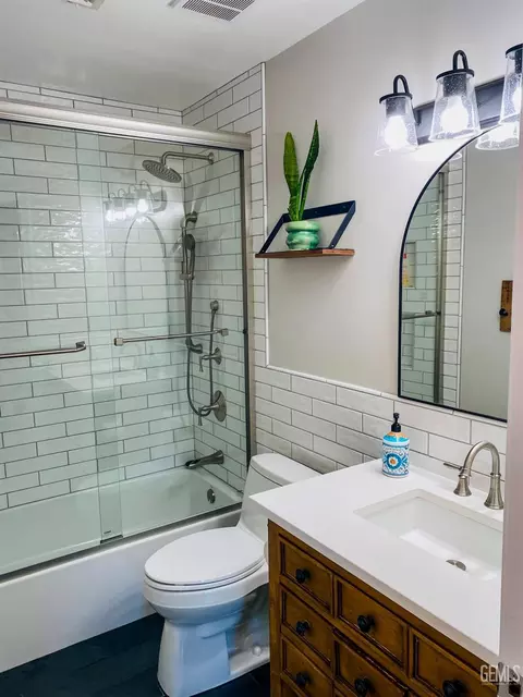 Bath - 22817 Clover Spring Pl, Tehachapi, CA 93561 photo 1 of 4
