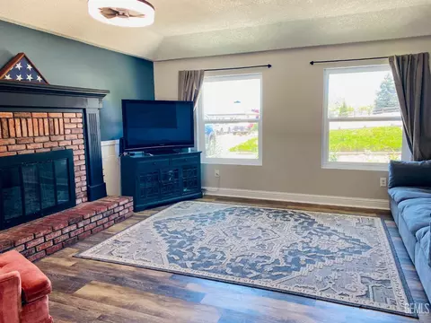 Living - 22817 Clover Spring Pl, Tehachapi, CA 93561 photo 2 of 2
