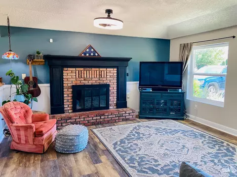 Living - 22817 Clover Spring Pl, Tehachapi, CA 93561 photo 1 of 2