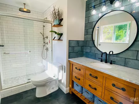 Bath - 22817 Clover Spring Pl, Tehachapi, CA 93561 photo 2 of 4