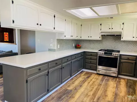Kitchen - 22817 Clover Spring Pl, Tehachapi, CA 93561 photo 2 of 4