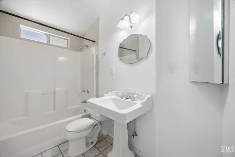 Bath - 511 Harding Ave, Taft, CA 93268 photo 1 of 1