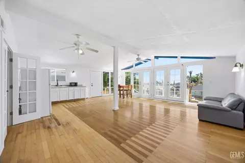 Living - 511 Harding Ave, Taft, CA 93268 photo 3 of 7