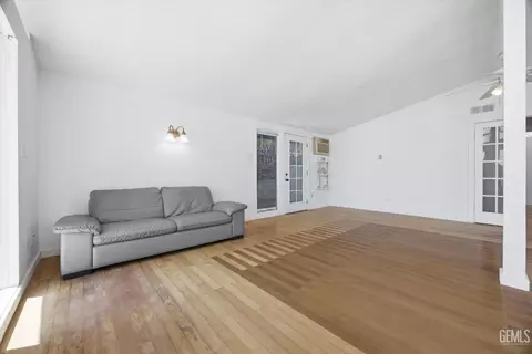 Living - 511 Harding Ave, Taft, CA 93268 photo 5 of 7